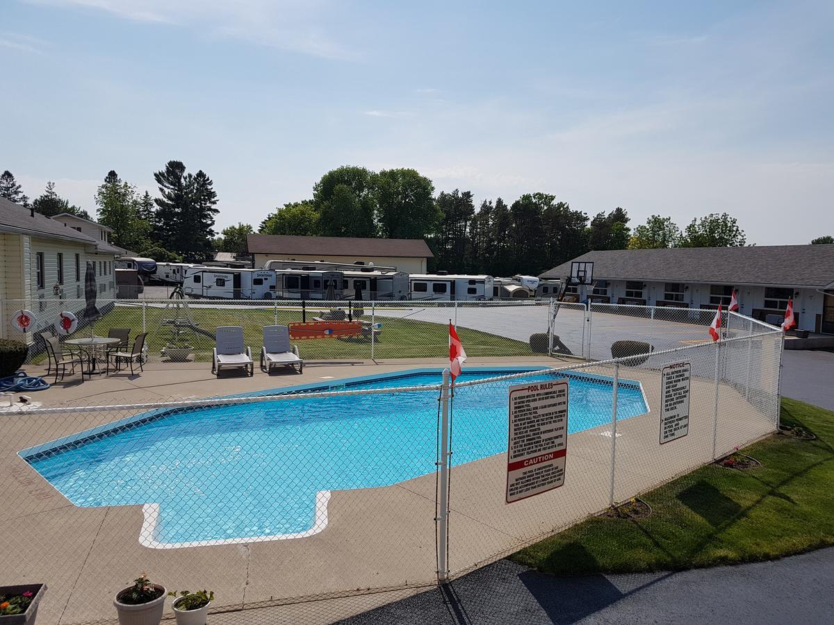 Fox Motor Inn Greater Napanee Экстерьер фото