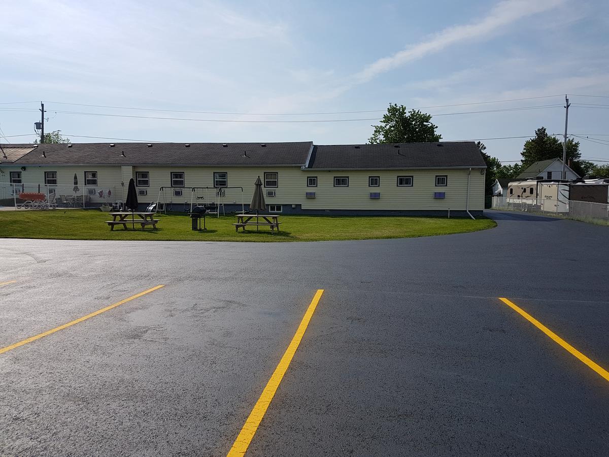Fox Motor Inn Greater Napanee Экстерьер фото