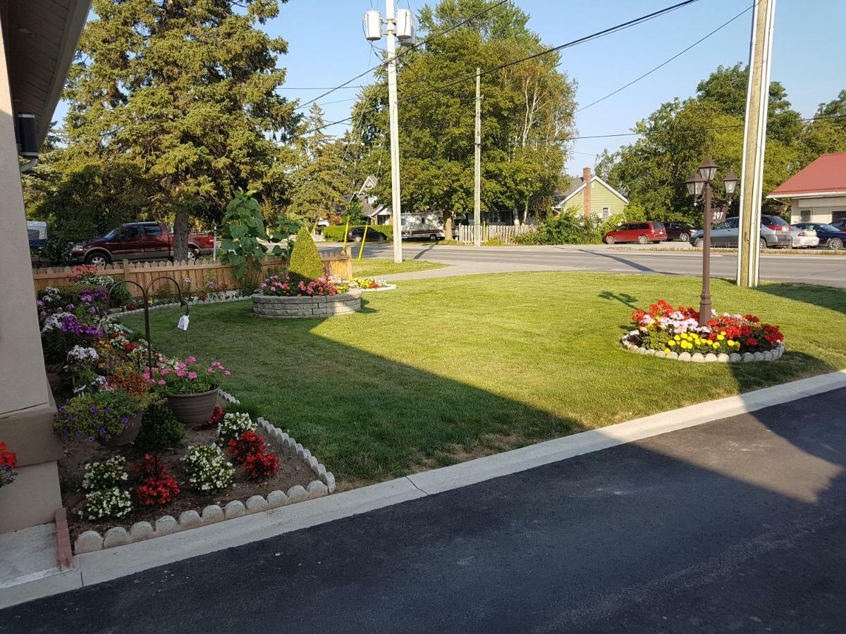 Fox Motor Inn Greater Napanee Экстерьер фото